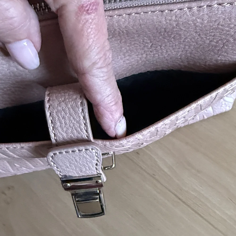 STEVE MADDEN SOFT PINK CROSSBODY PURSE ADJUSTABLE SHOULDER STRAP TOP ZIP CLOSURE